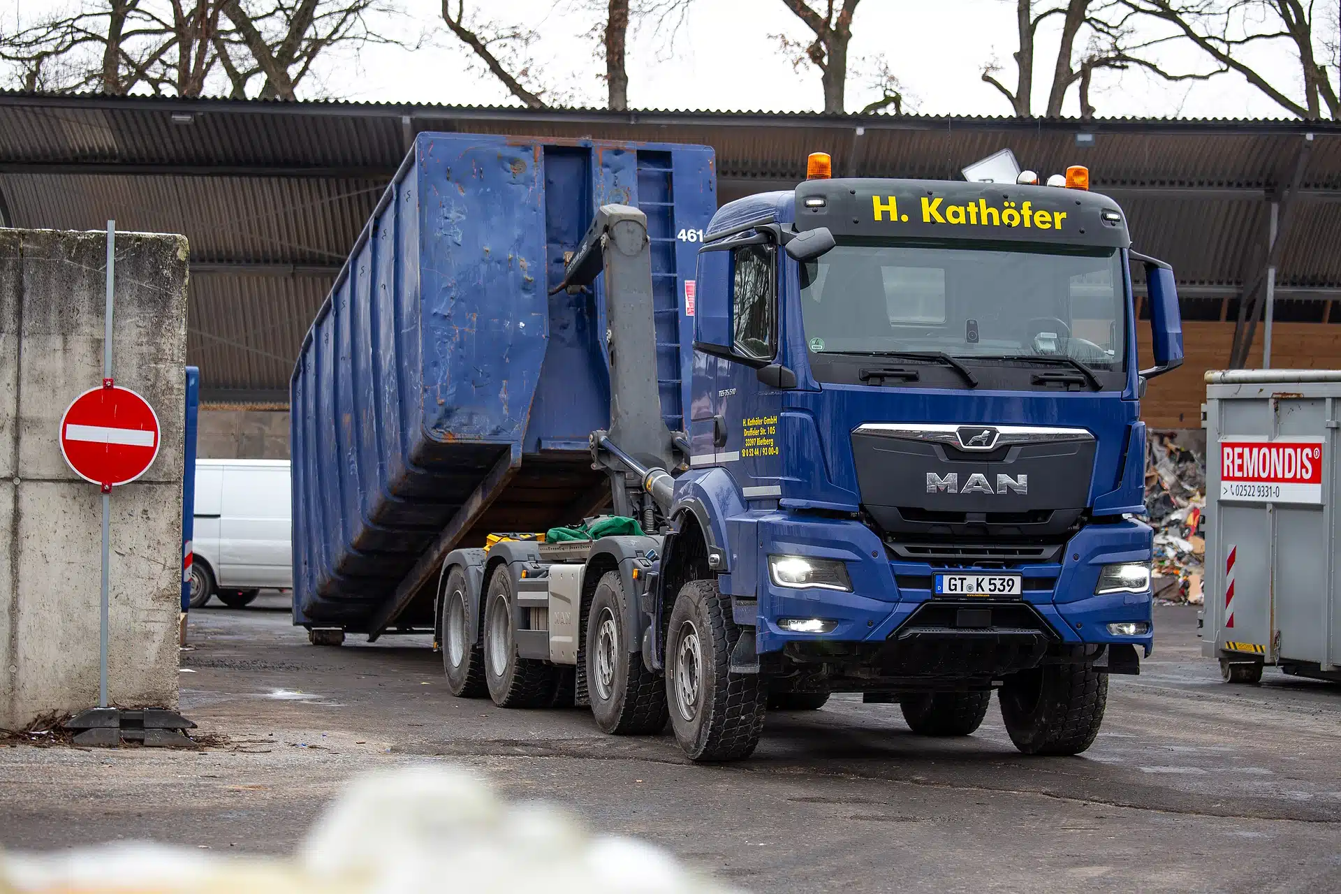 Containerfahrzeug von Kathöfer bei der gewerblichen Entsorgung mit Absetzcontainer