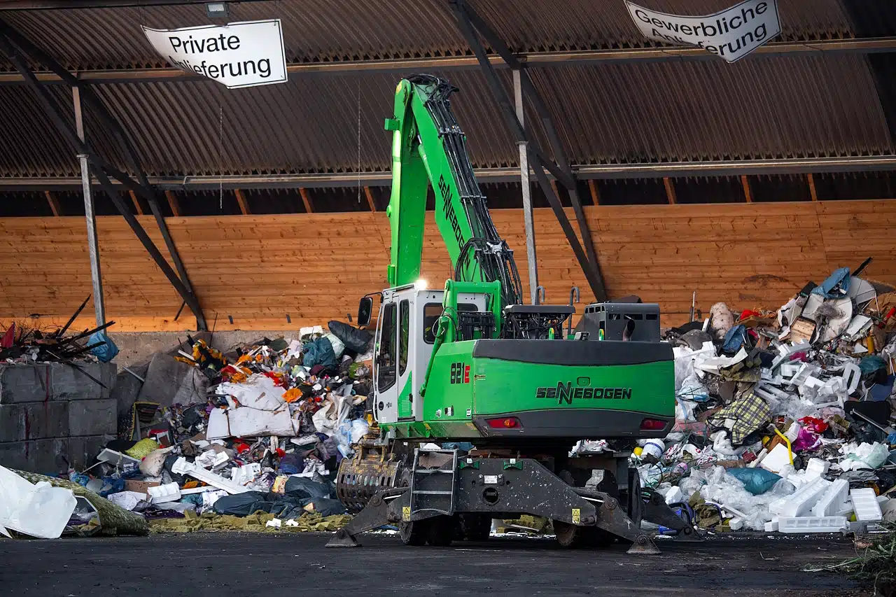 Sortieranlage für gewerbliche Entsorgung mit Bagger und getrennten Abfallfraktionen