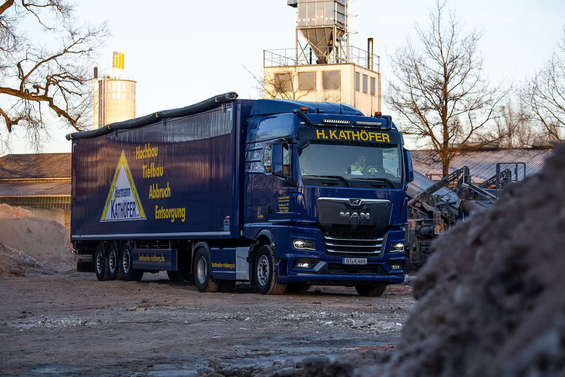 LKW von Kathöfer bei der gewerblichen Entsorgung auf einem Industriegelände